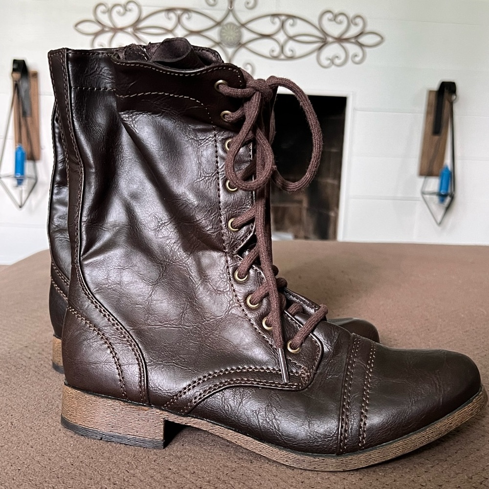 Brown Size 7 American Eagle Outfitters Colonial lace up boots NWOT